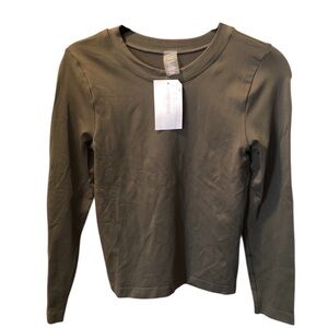 Classic Olive Long Sleeve Tee - one size fits most. Very stretchy